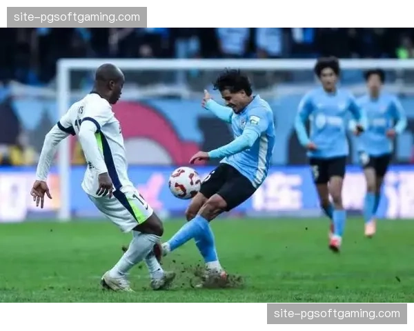 大连英博引援策略失衡 后防线薄弱环节未获有效补强